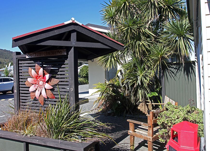 scenicland motel garden area